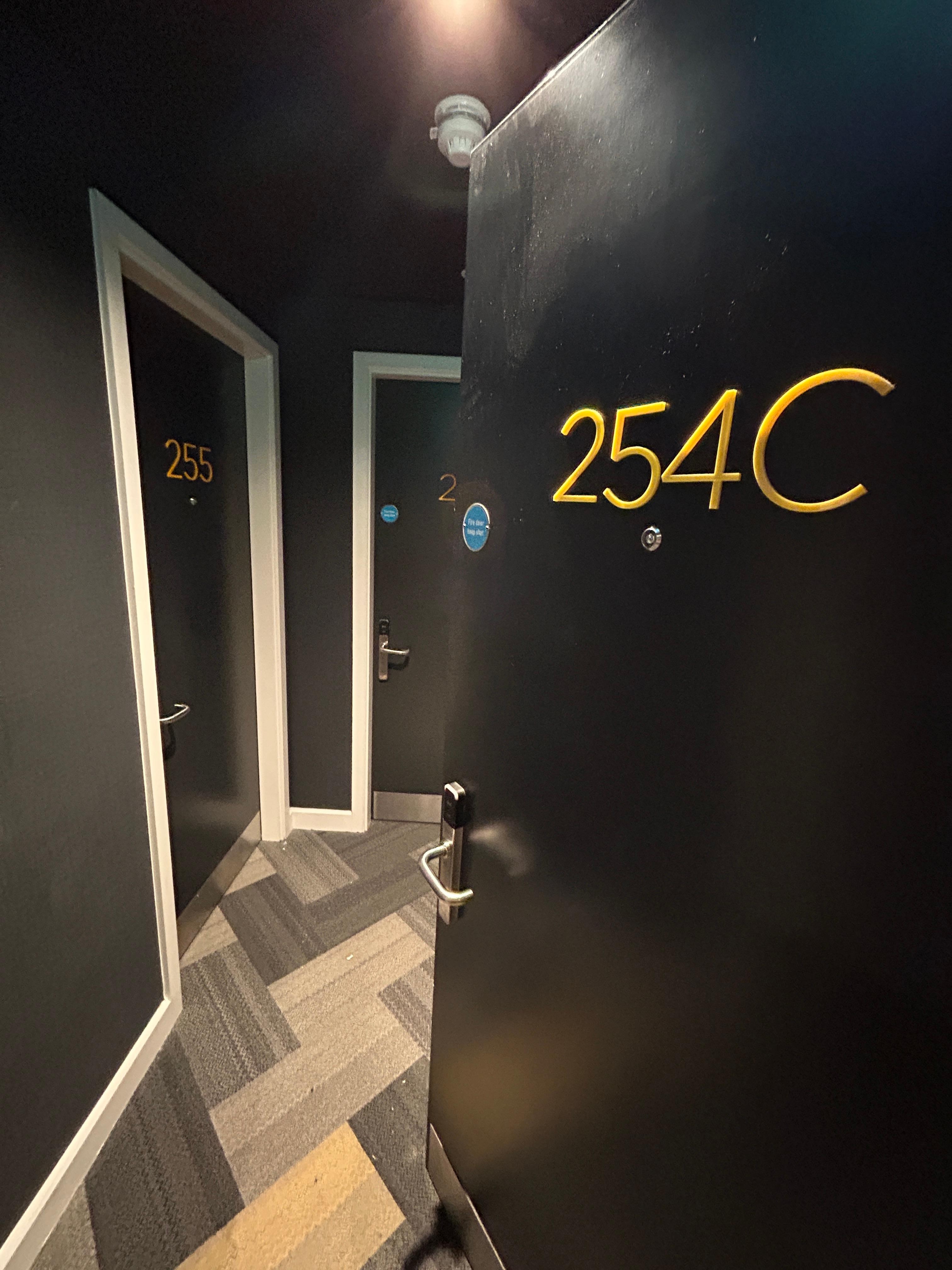 Zimmer war hinter einer Doppeltür versteckt (255)