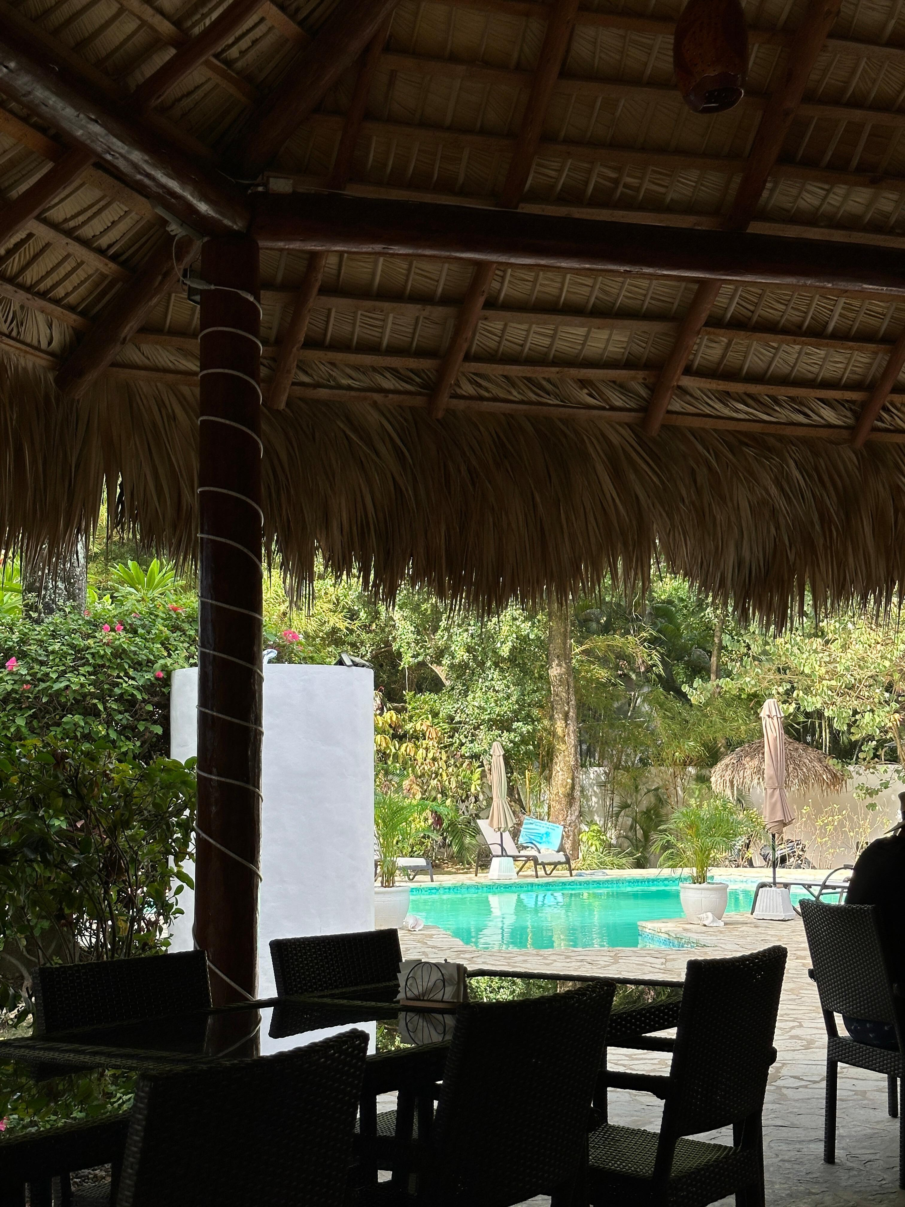 Vista della piscina di mattina dall’area in cui si consuma la colazione