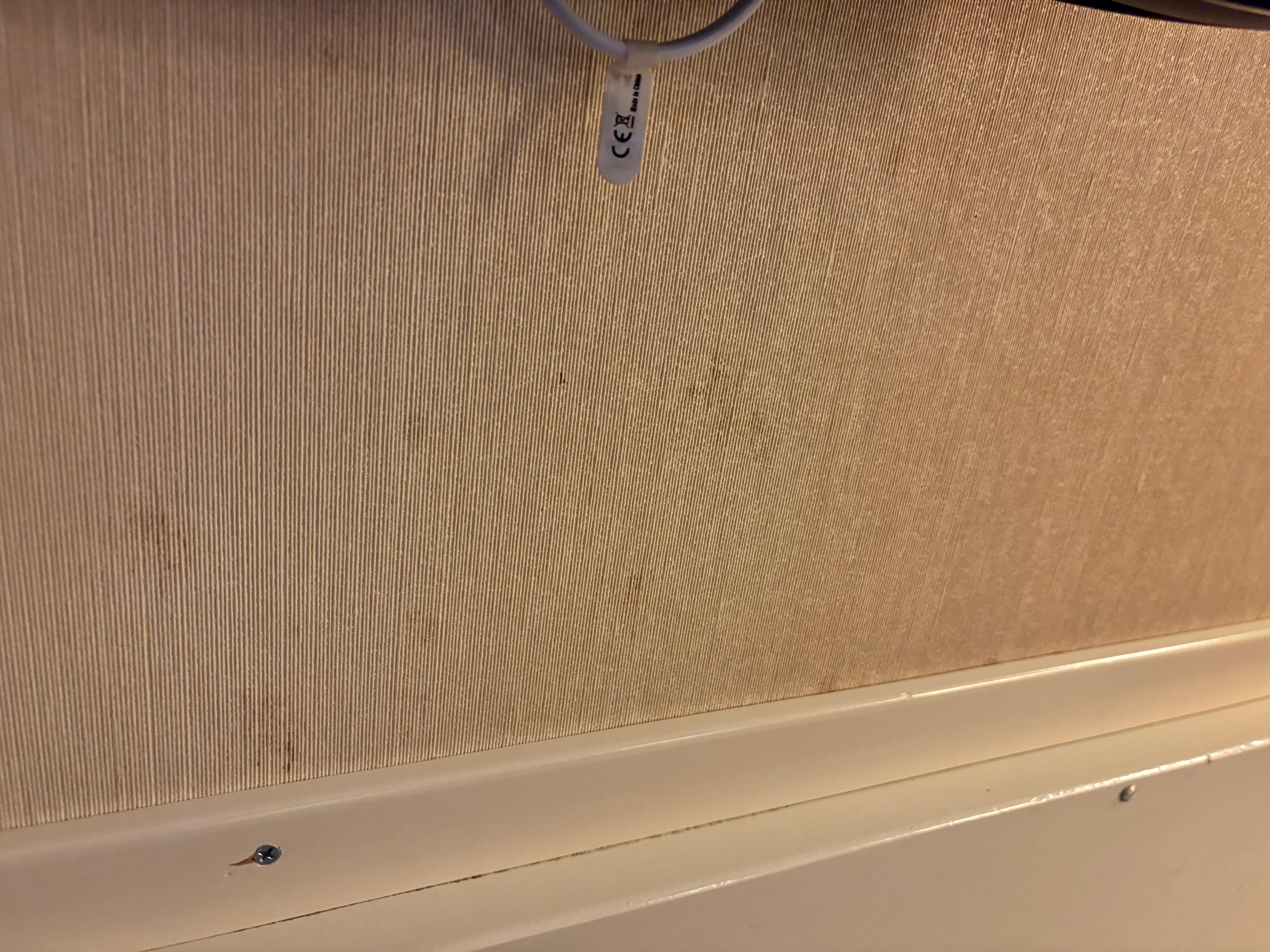 Fläckig ofräsch tapet