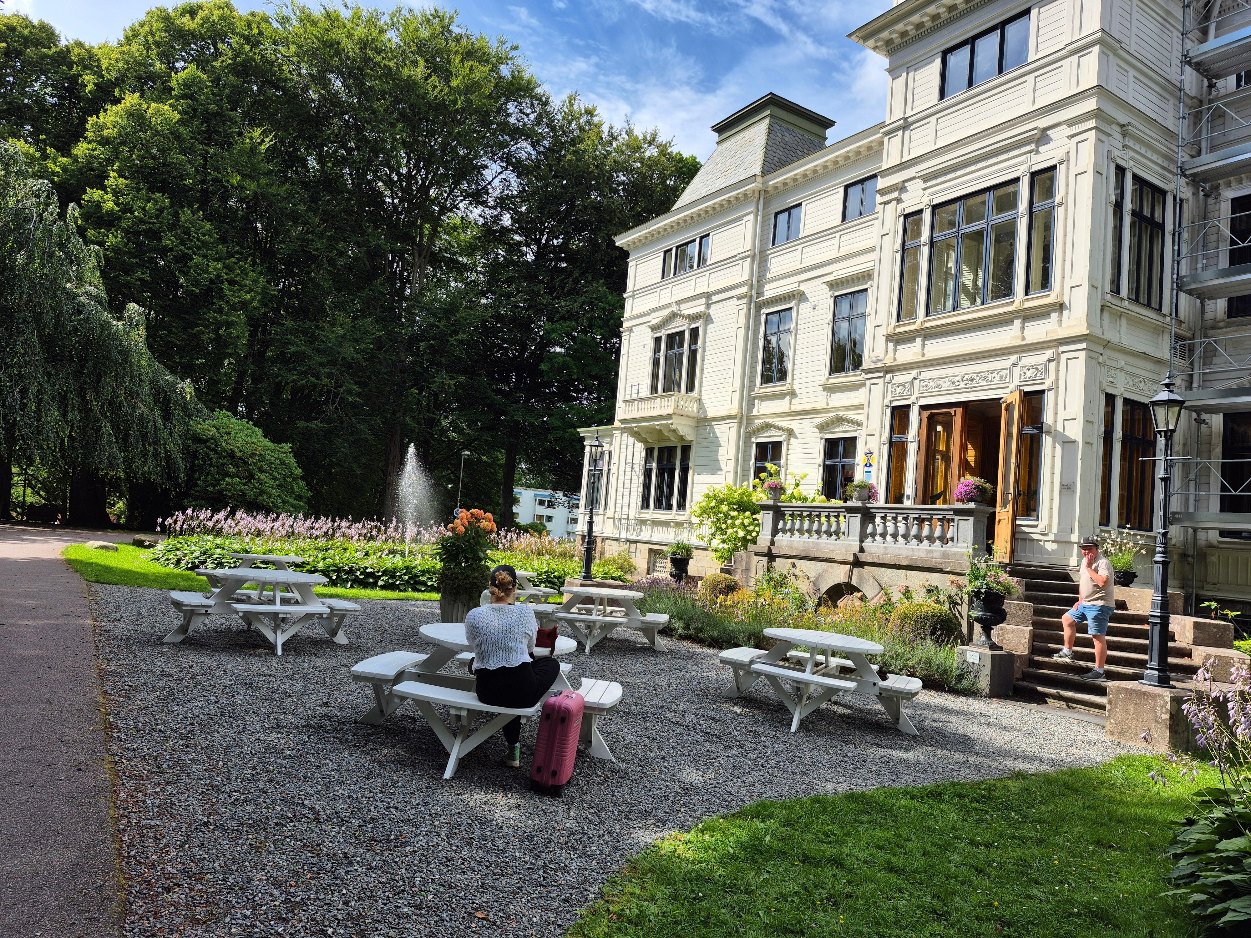 Gammal disponentvilla för grundaren av Mölnycke industrier. Idag hyser den en folkhögskola kombinerat med hotell.