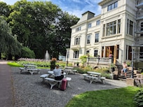 Gammal disponentvilla för grundaren av Mölnycke industrier. Idag hyser den en folkhögskola kombinerat med hotell.