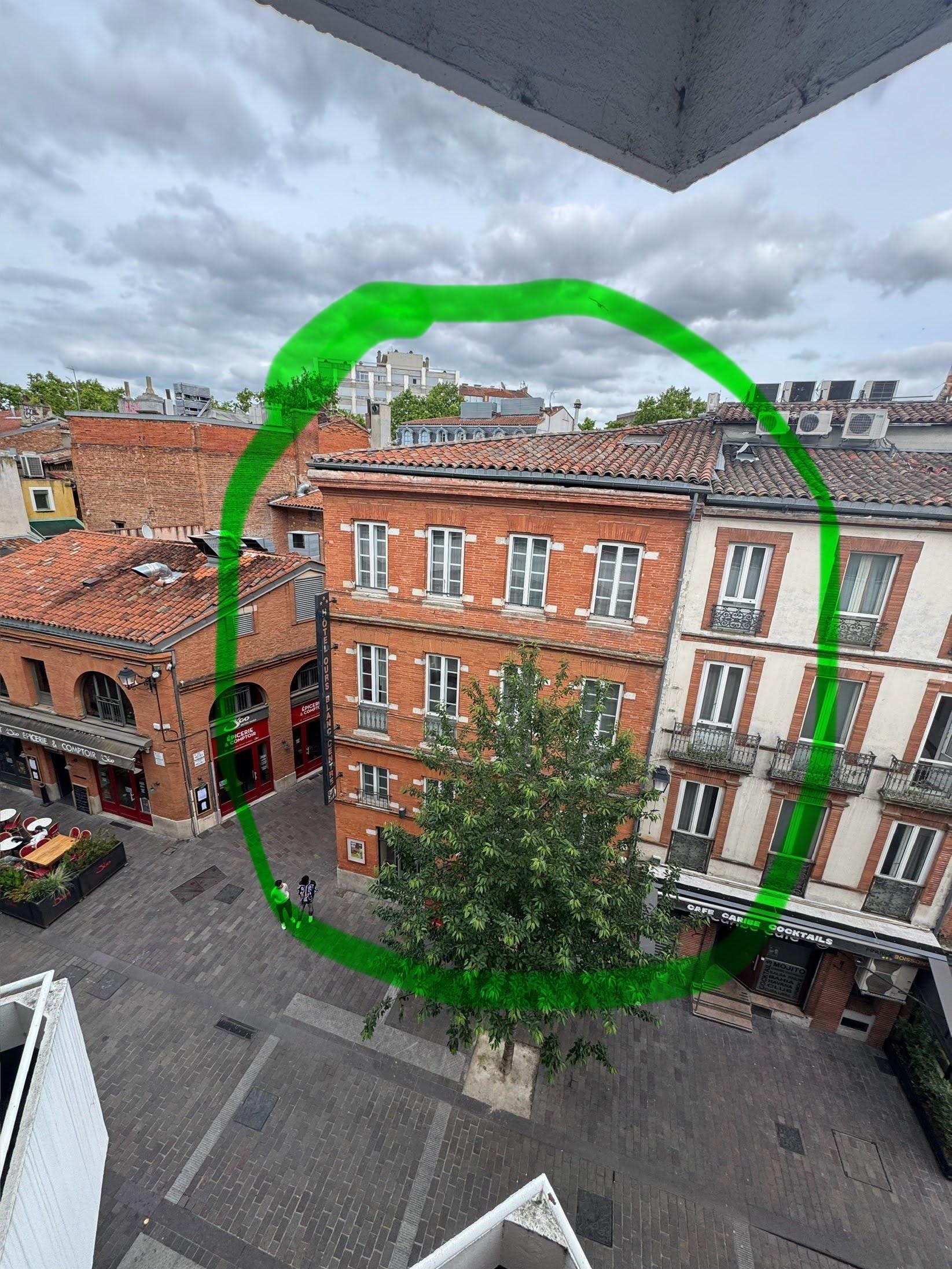 Vue de l'hôtel depuis le parking à étage en face