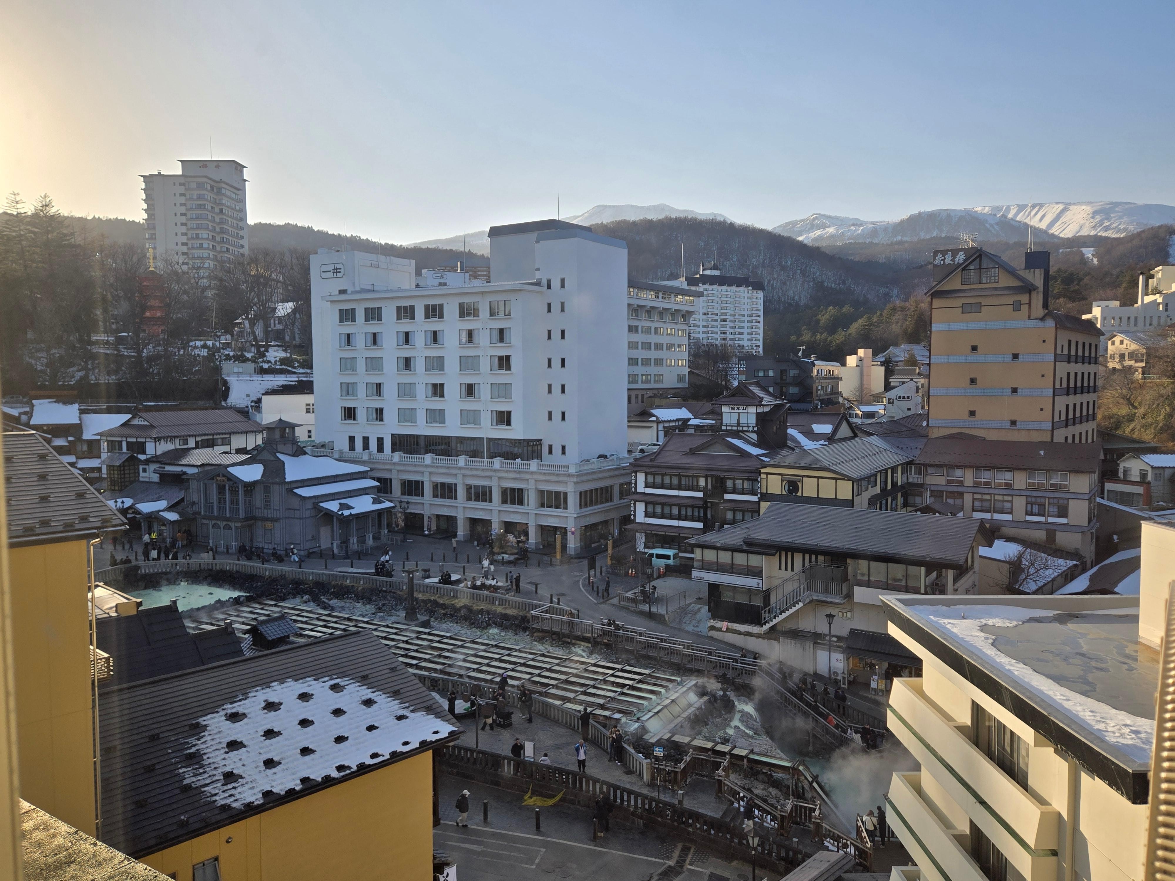 房間洗手間水龍 頭有陳舊污漬，房間窗外湯畑景觀很美，地點極佳，早晚自助餐，很多選擇和美味，彌補部分設施陳舊的不足，房間整潔，前台員工有善，性價比高
