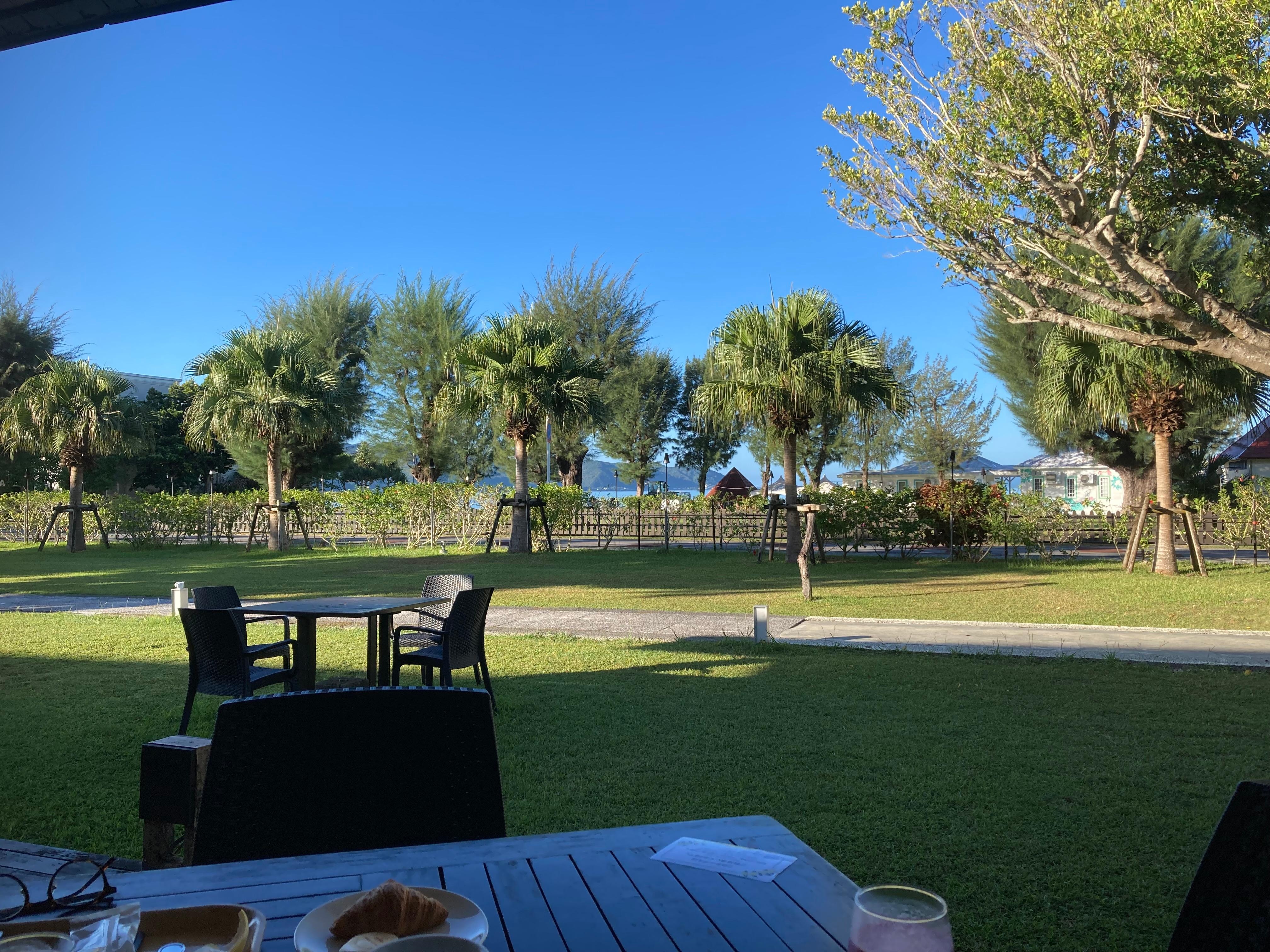 朝食はこのテラス席で摂りました。ビーチまで歩いて1、2分。