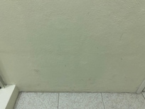 Pared sucia del baño