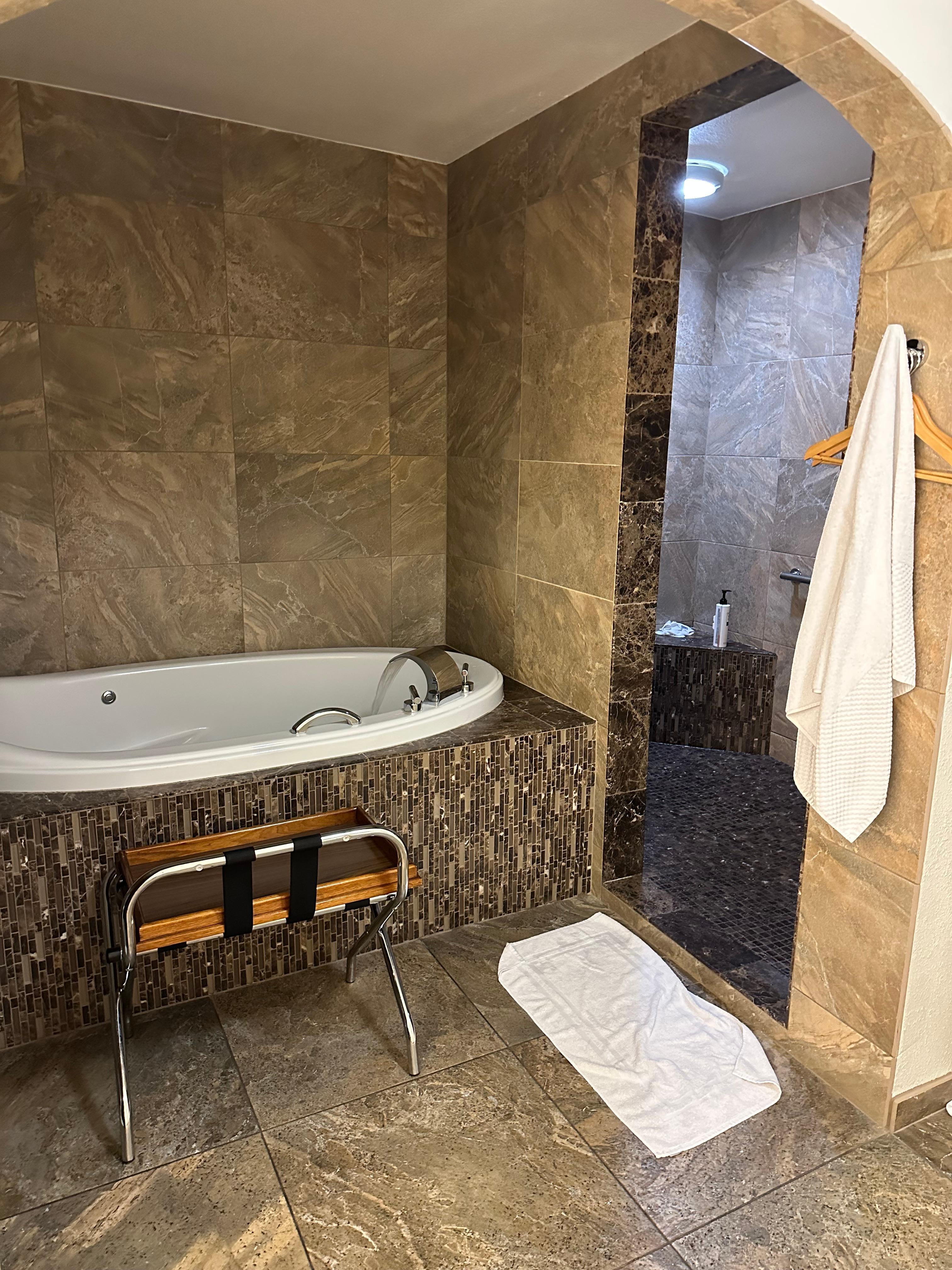 Very nice bathroom in the suite 