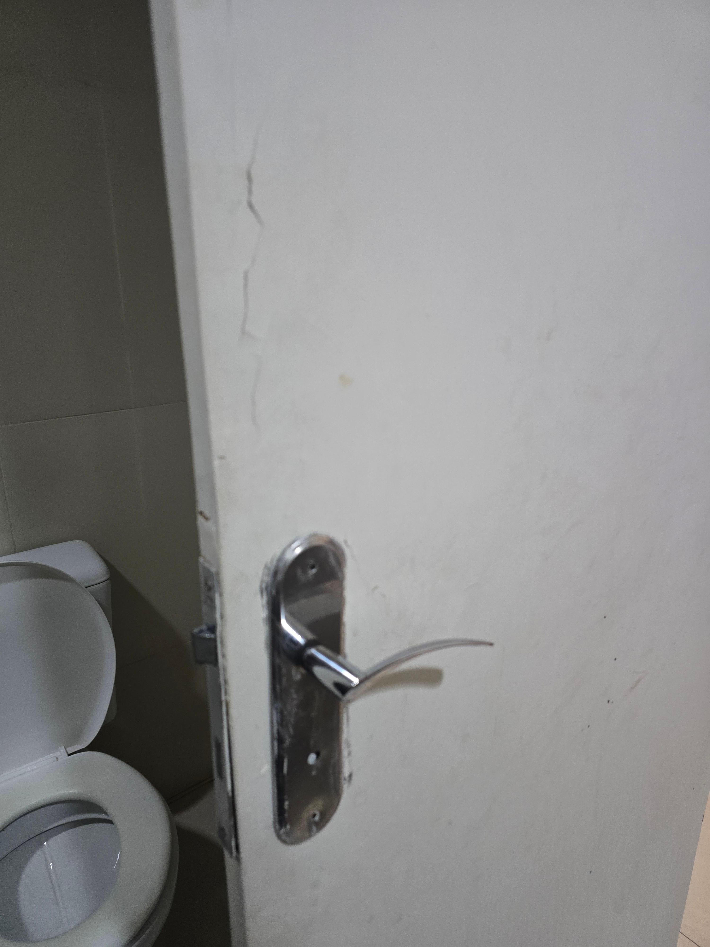 porta com a madeira partida