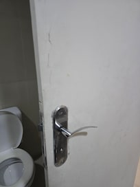 porta com a madeira partida