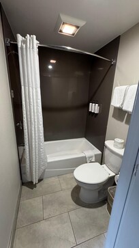 A very clean bathroom with a tub.