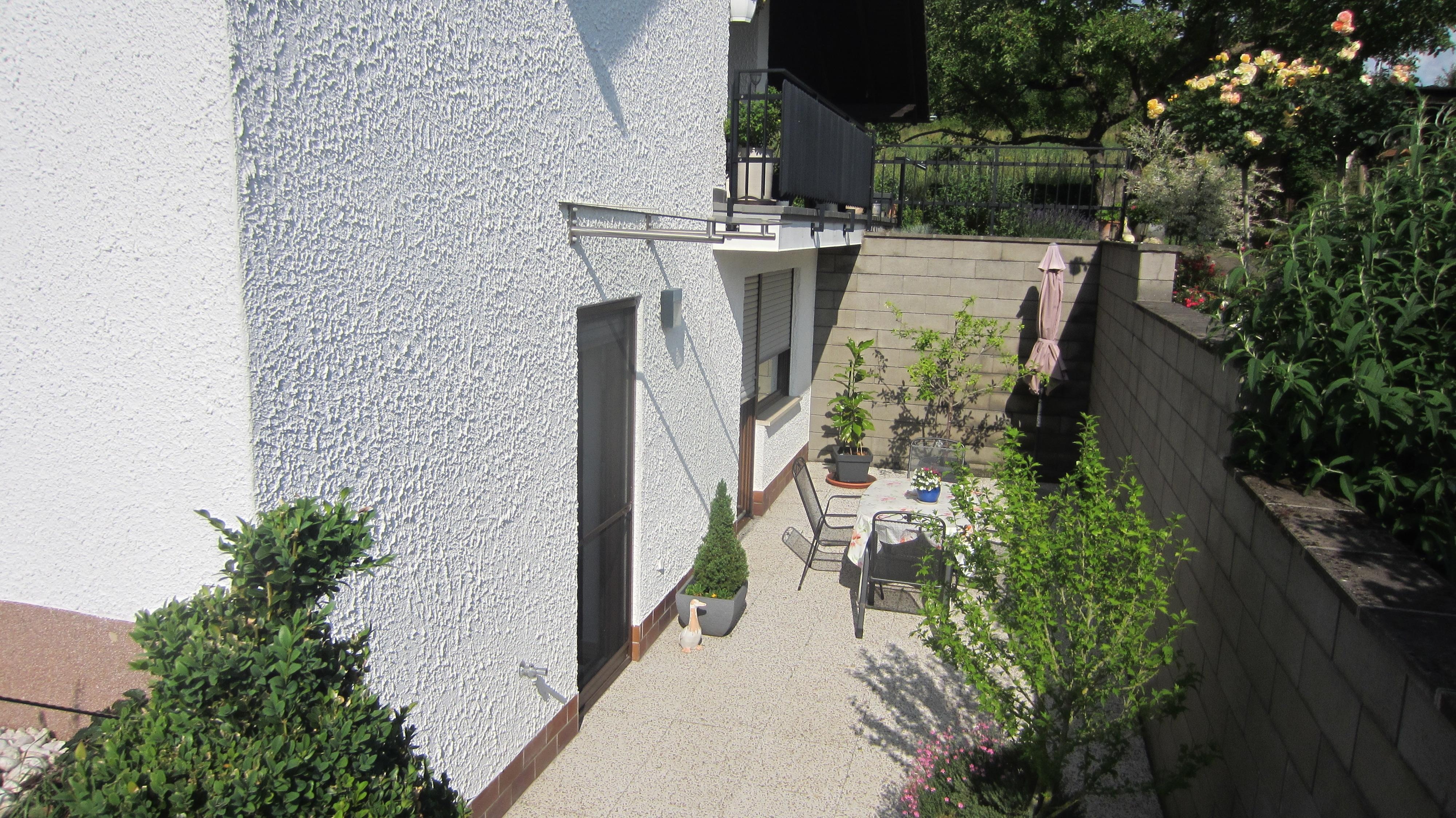 ingang en  zitje buiten