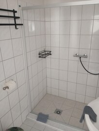 Großes Bad, sehr schön mit Duschtrennwand und fast eben erdigen Einstieg