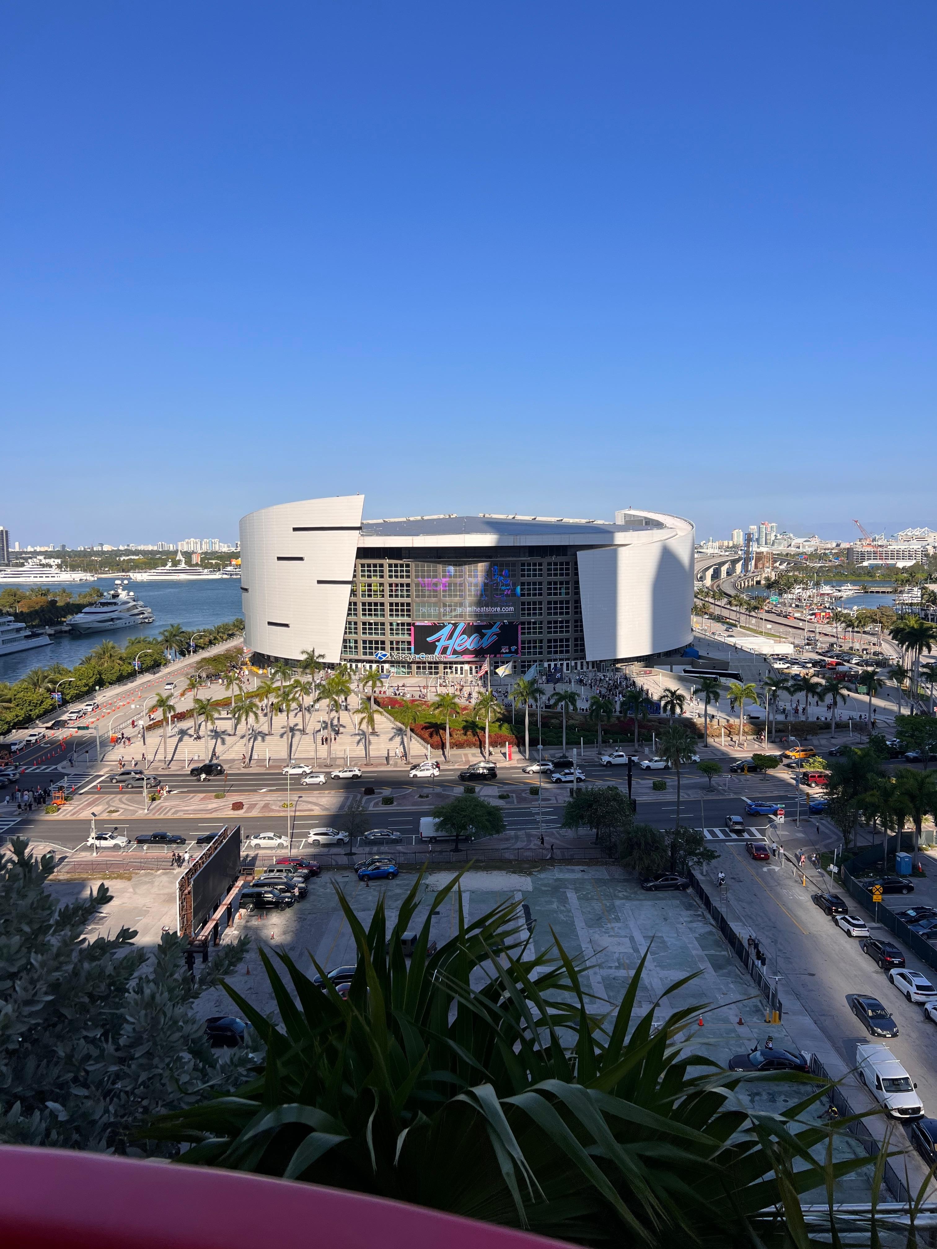 Vista del hotel desde la alberca, que por cierto tiene agua caliente/tibia.