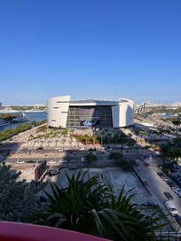 Vista del hotel desde la alberca, que por cierto tiene agua caliente/tibia.