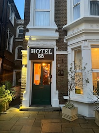 ここがフロントです。部屋は別館にあります。