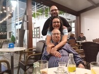 Cafetería con terraza cubierta, estábamos super calentitos, al lado estaba la sala de baile