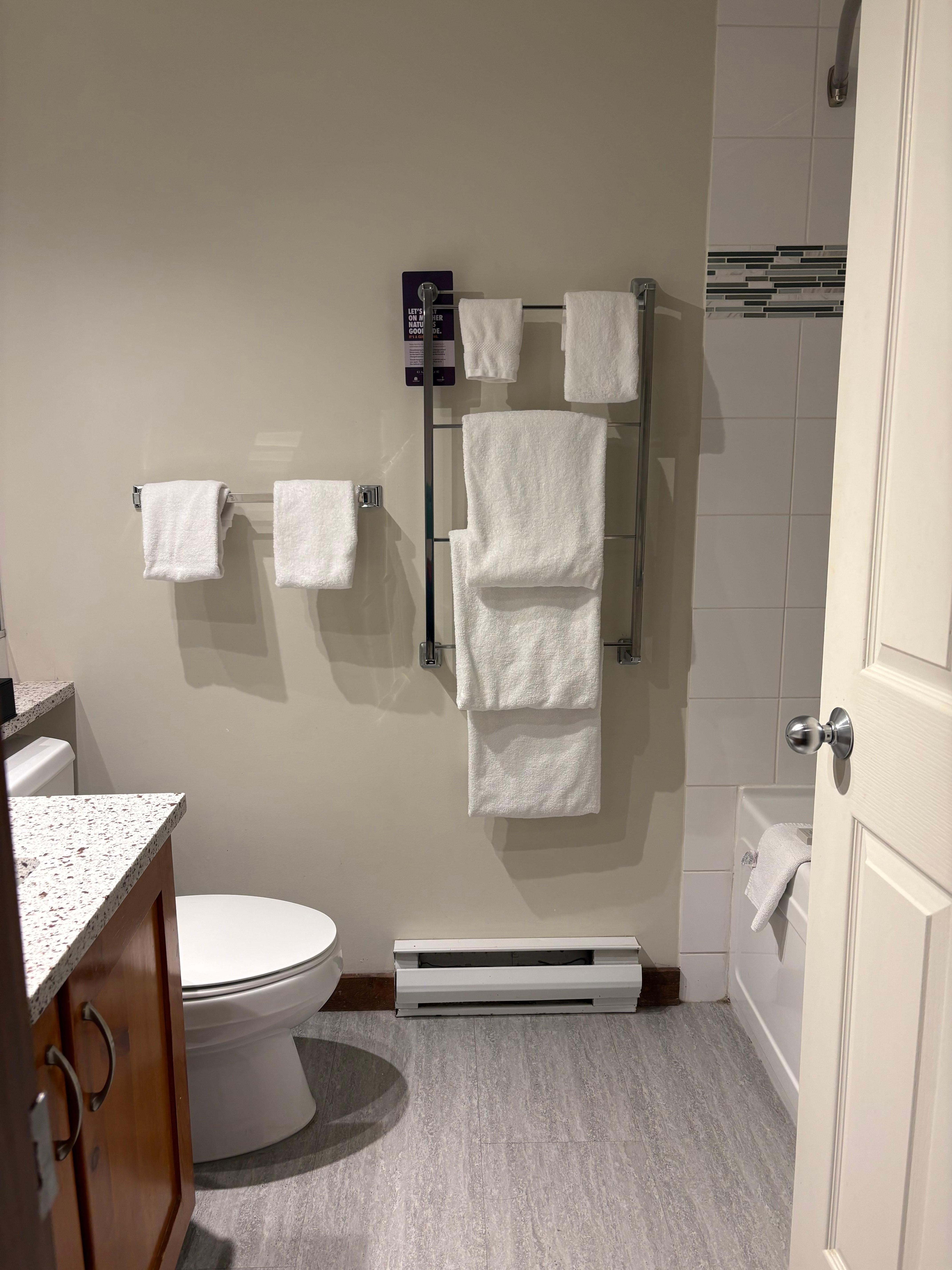 Spacious bathroom, good ventilation and a nice deep soaker tub