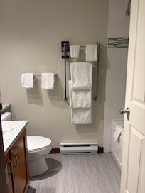 Spacious bathroom, good ventilation and a nice deep soaker tub