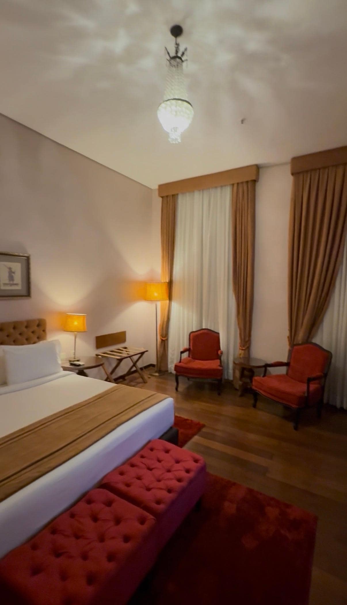 Quarto espaçoso, pé-direito bem alto, piso preservado, restauro geral econômico