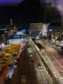 Uitzicht vanaf zeven hoog, je loopt het centrum rechts in vanaf het grote gebouw einde op de foto. Links de parking voor het treinstation.