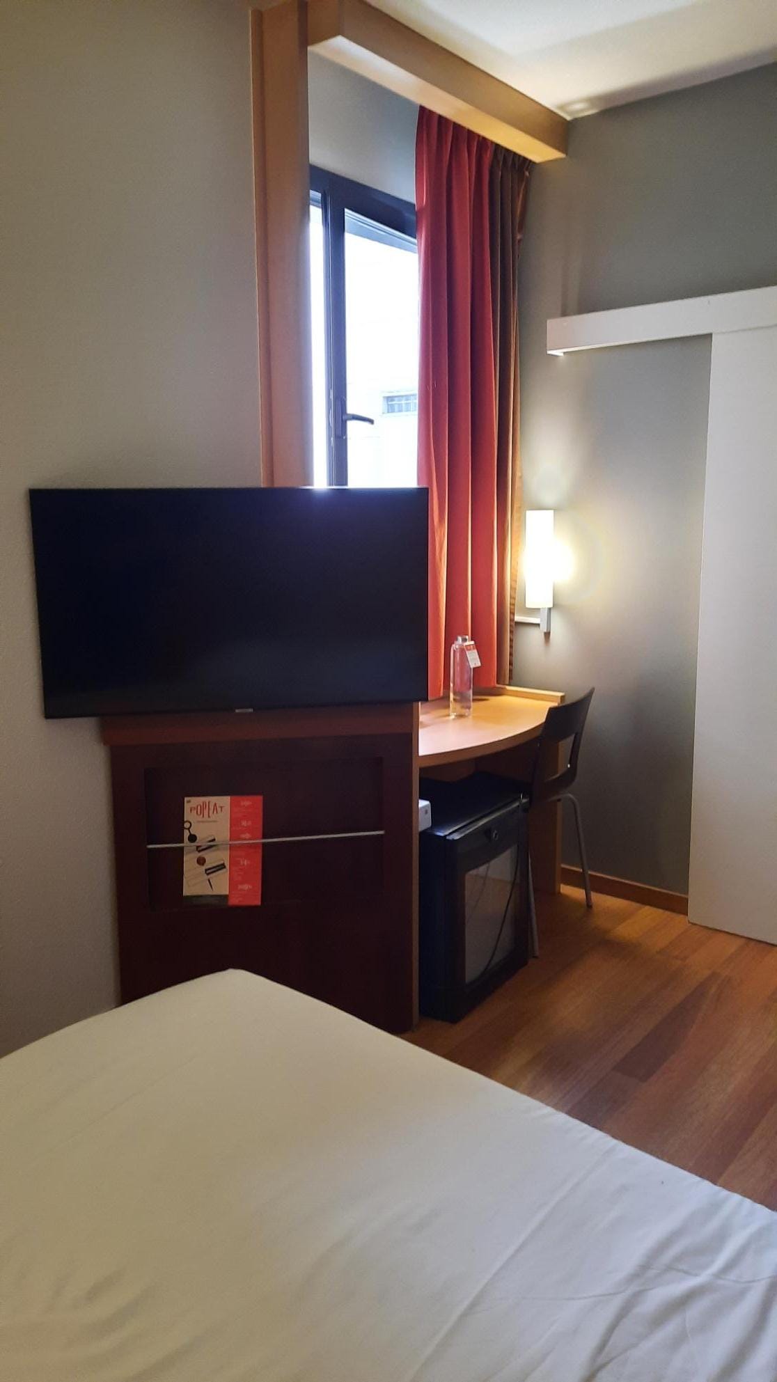 Durch das kleine Fenster war der Raum immer dunkel.