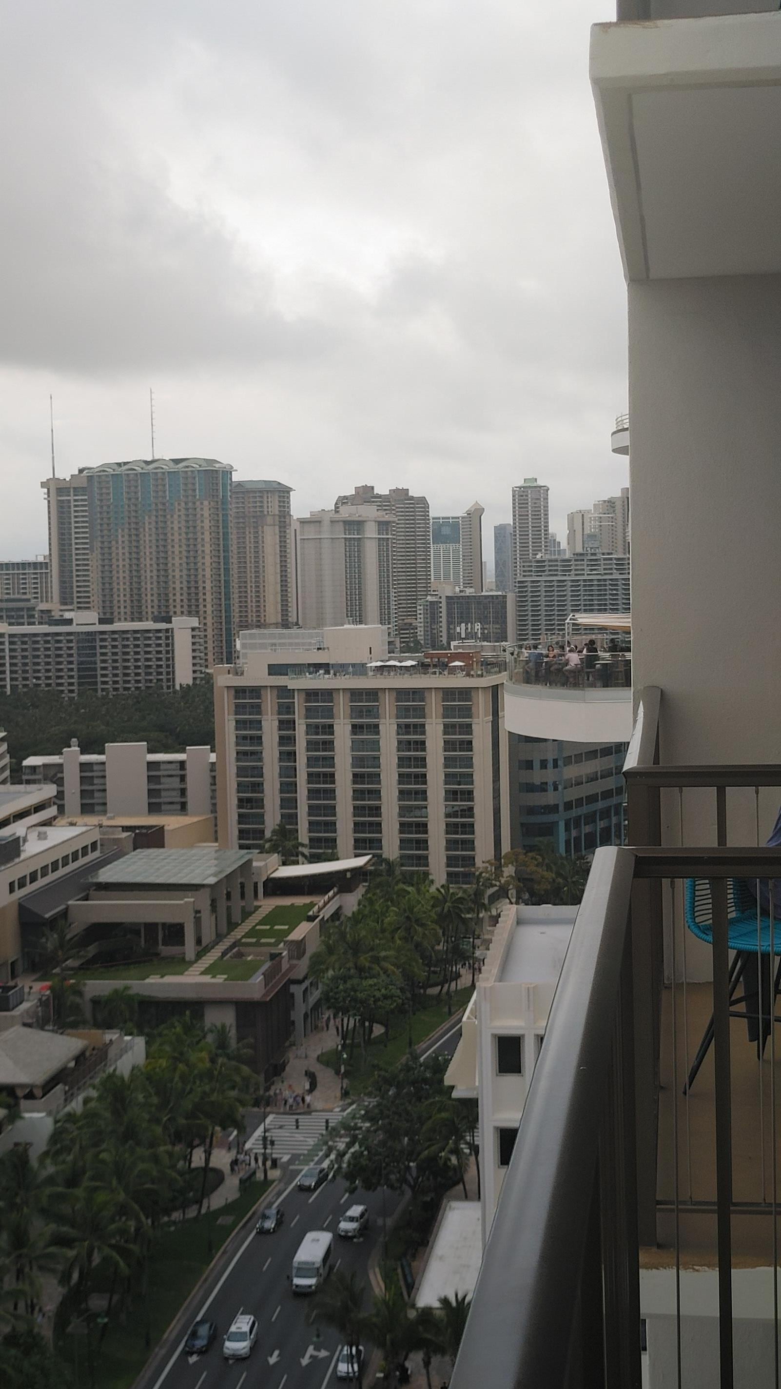 カラカウア通りが下に見えます