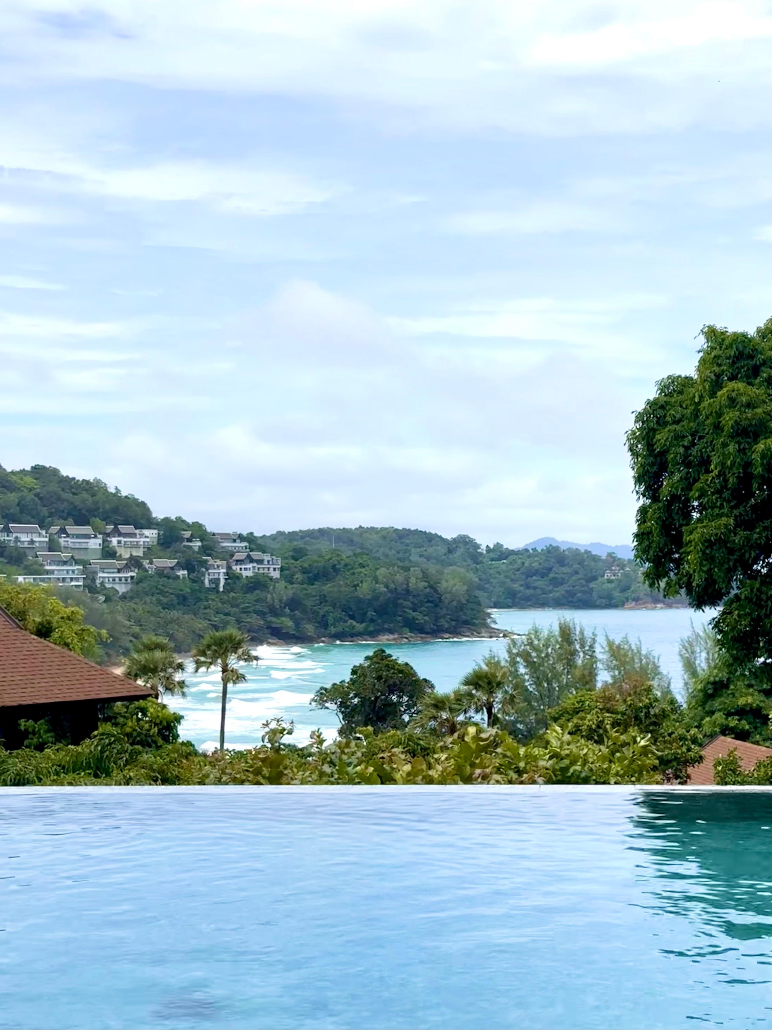 Relaxing pool with great view. 