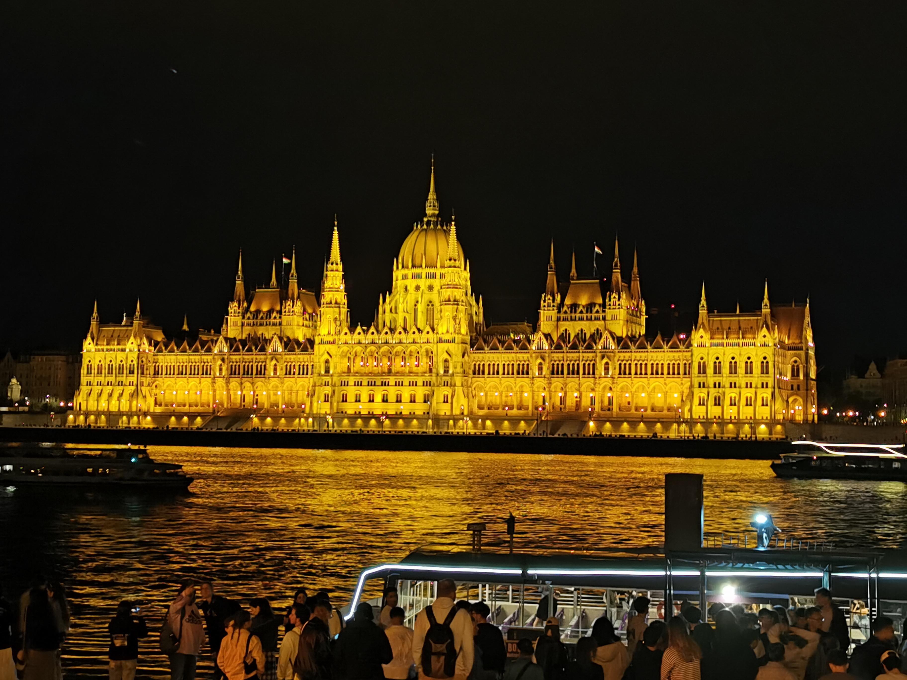 Night view of the parliament house 