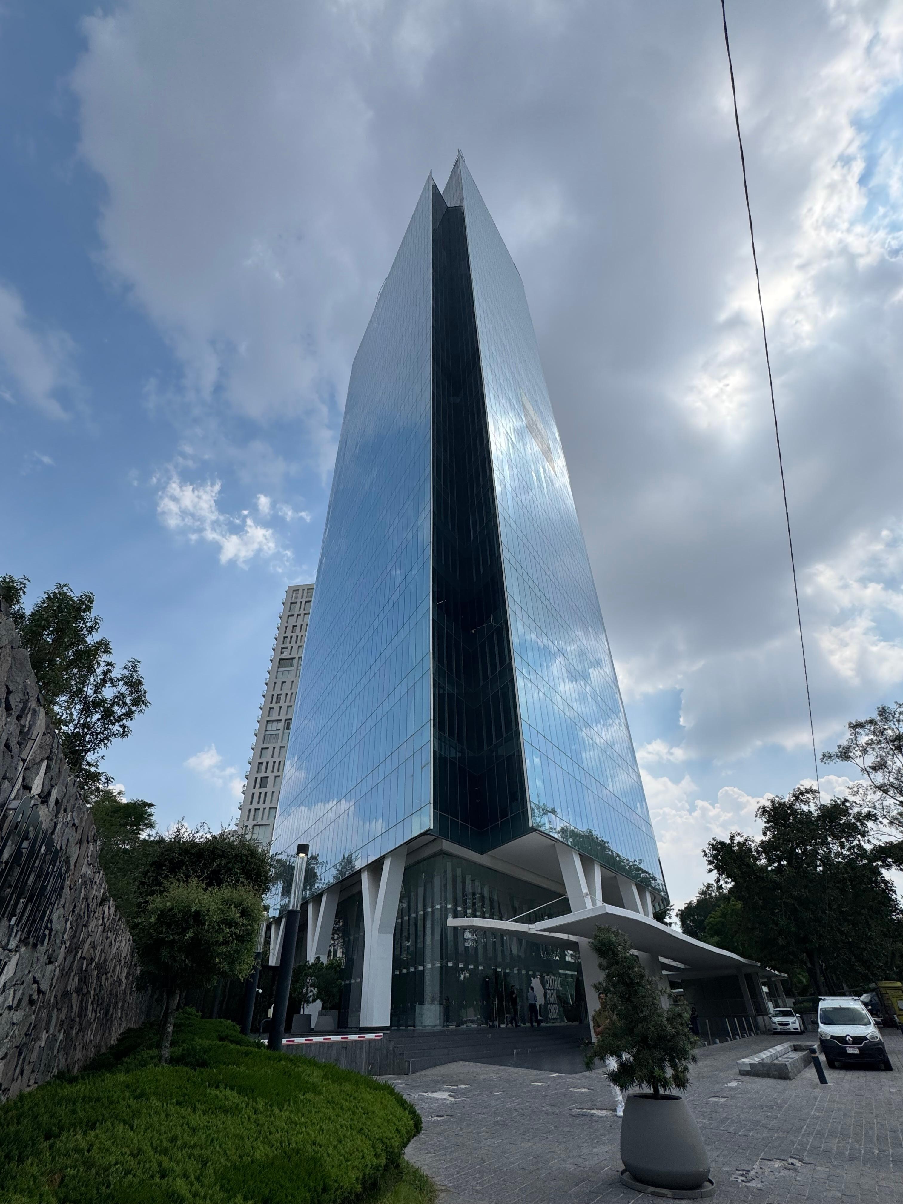 Exterior por el lado del edificio de oficinas 