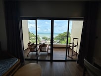 部屋からの景色。床は木目だがクッションフロアで濡れると滑りやすいので注意