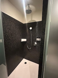 Amazing shower with lovely shower gel and shampoo and conditioner supplied