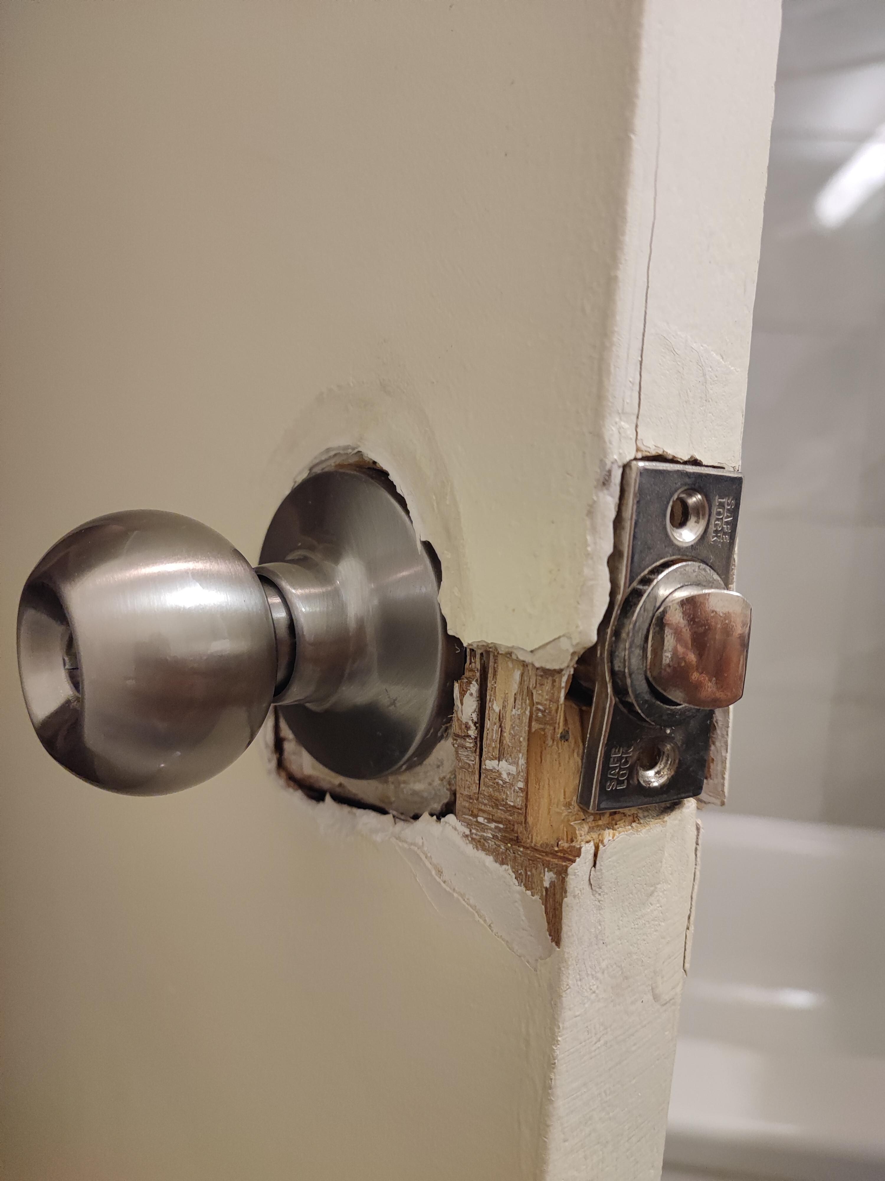 Poignée de salle de bains ne tenant qu à un fil
