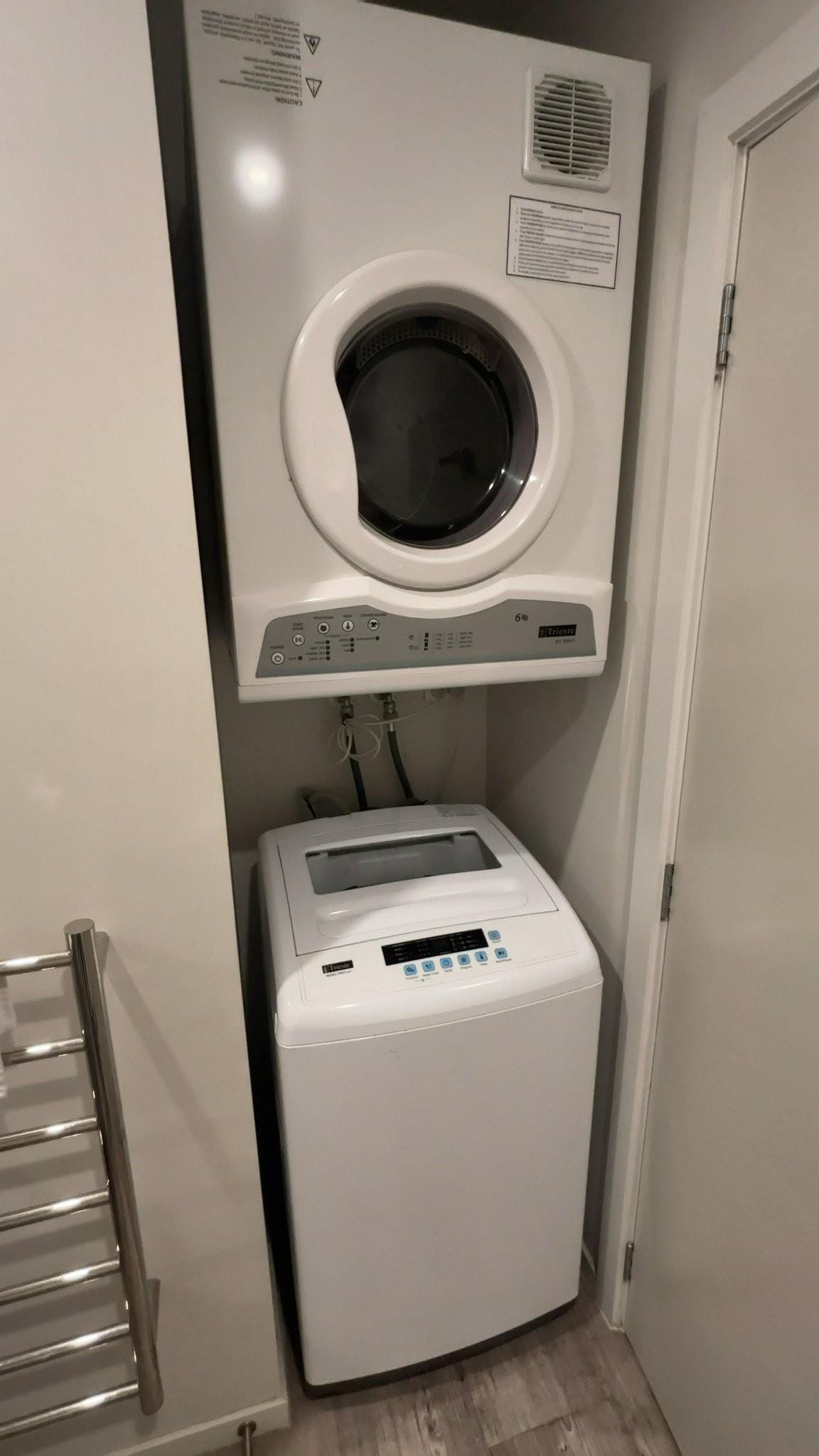 室内に洗濯乾燥機が併設されていてとても便利でした。洗剤は購入または持っていく必要があります。