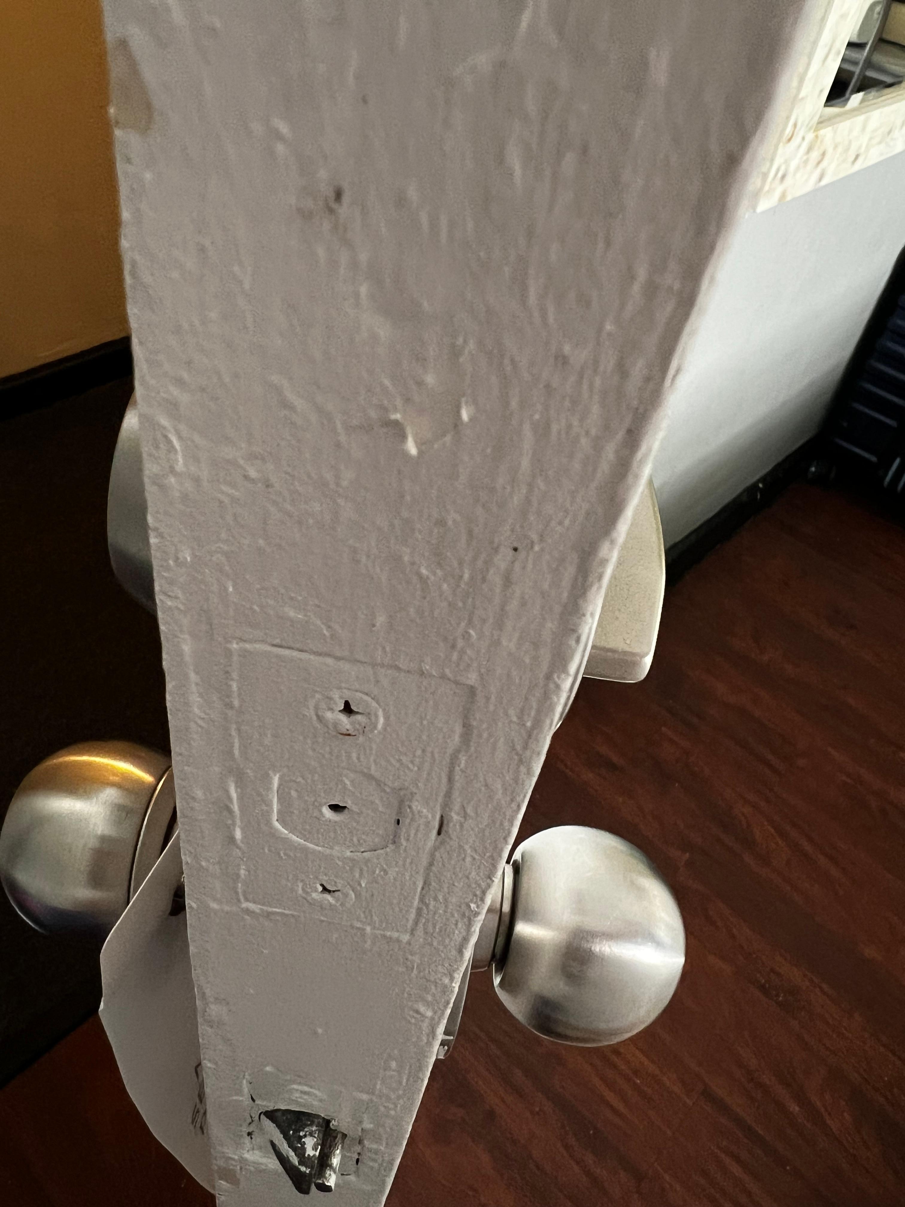 Deadbolt/ No deadbolt