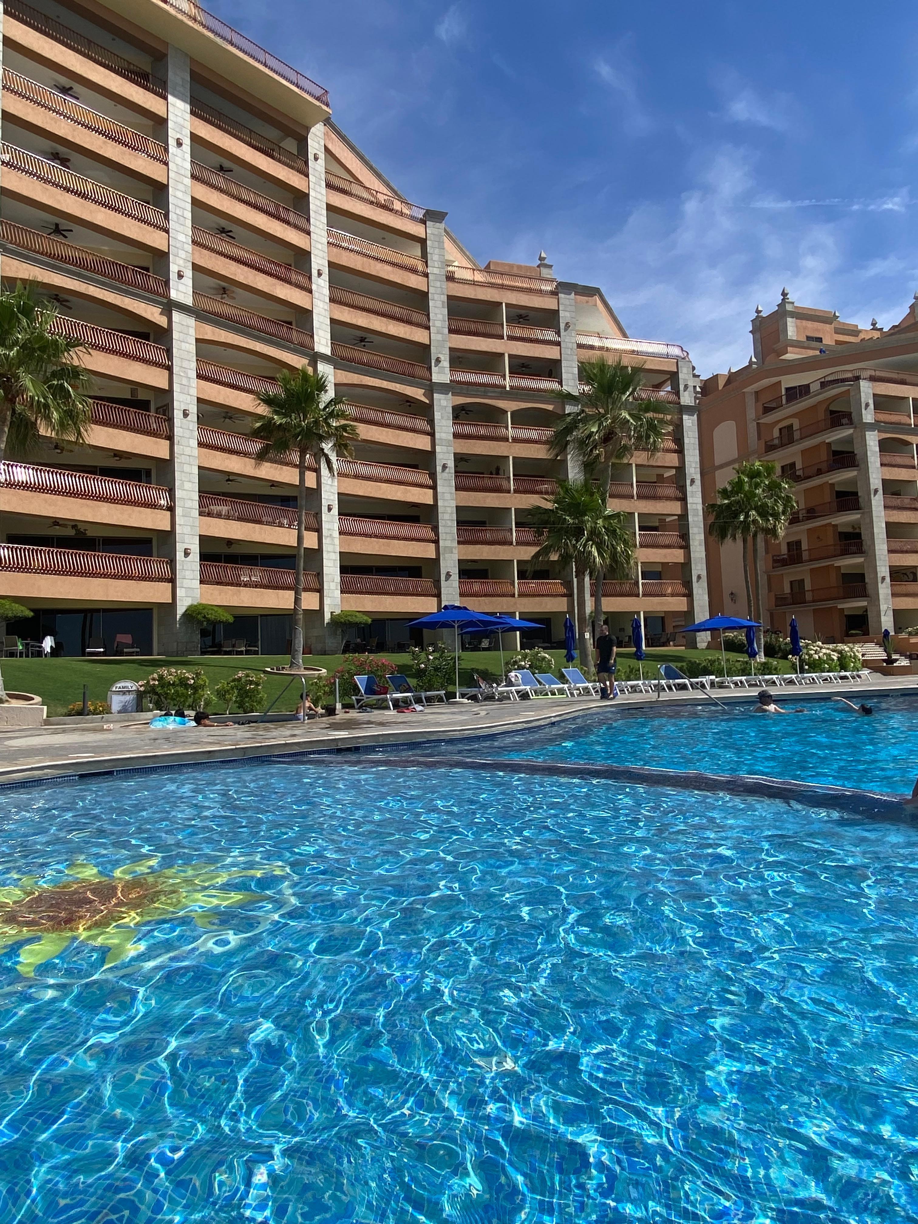 Excelente vista de piscina  