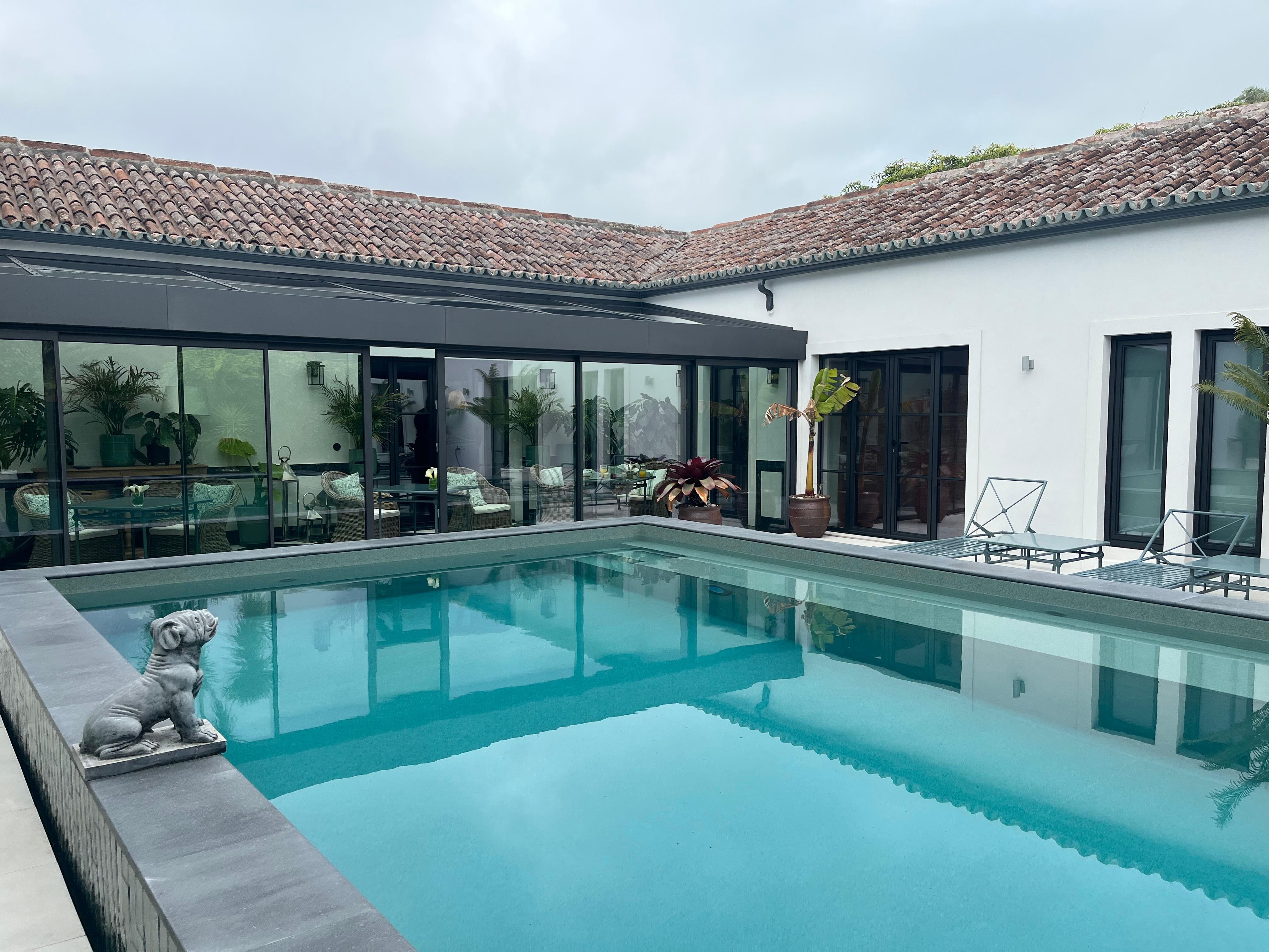 Les petits déjeuners sont servis sous la véranda qui donne sur la piscine.