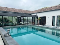 Les petits déjeuners sont servis sous la véranda qui donne sur la piscine.