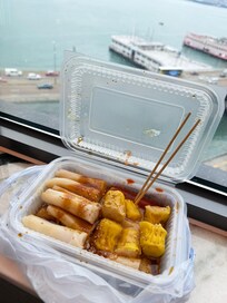 酒店送上coupons 可以到附近商鋪換小食