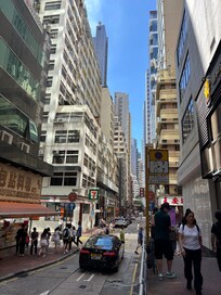 上環駅出てすぐ、ホテル前の道