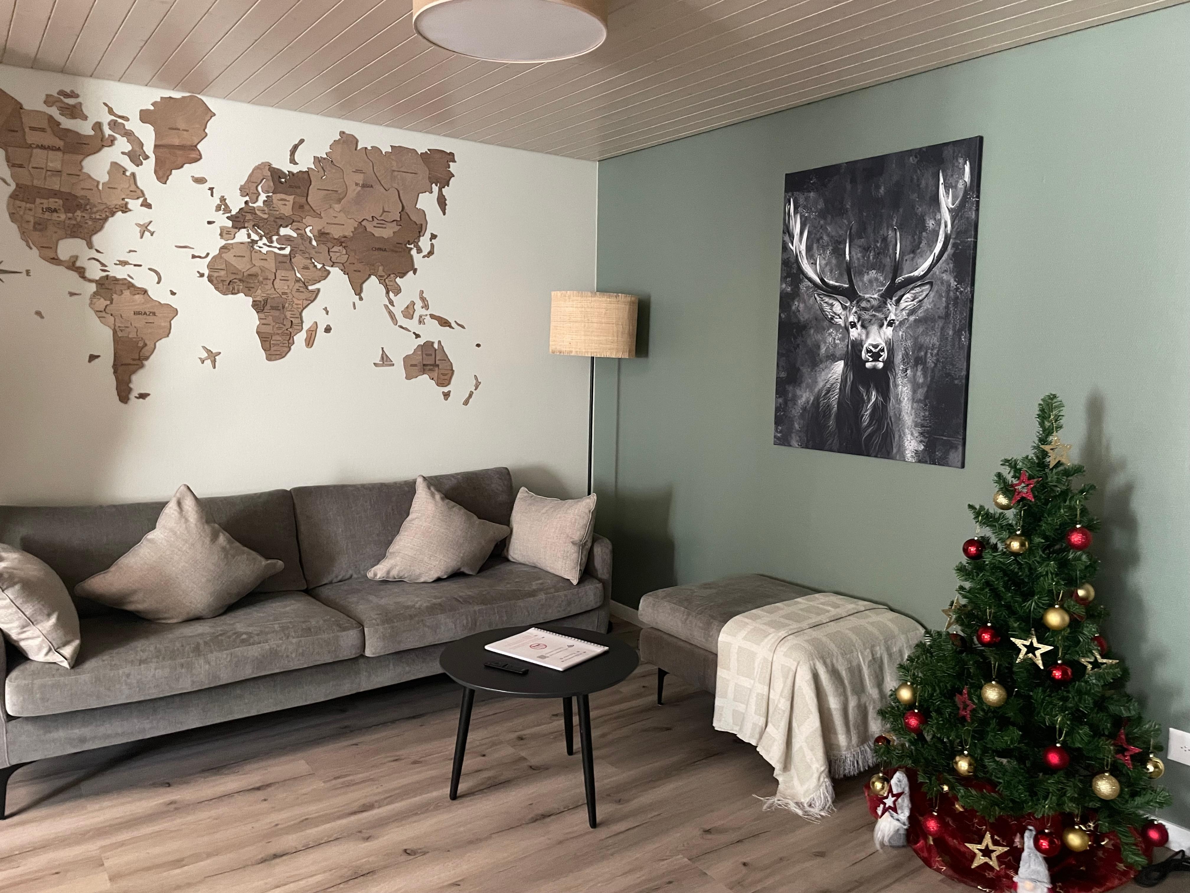 Wohnzimmer mit Weihnachtsdeko