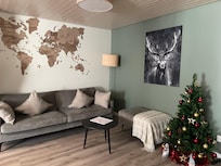 Wohnzimmer mit Weihnachtsdeko