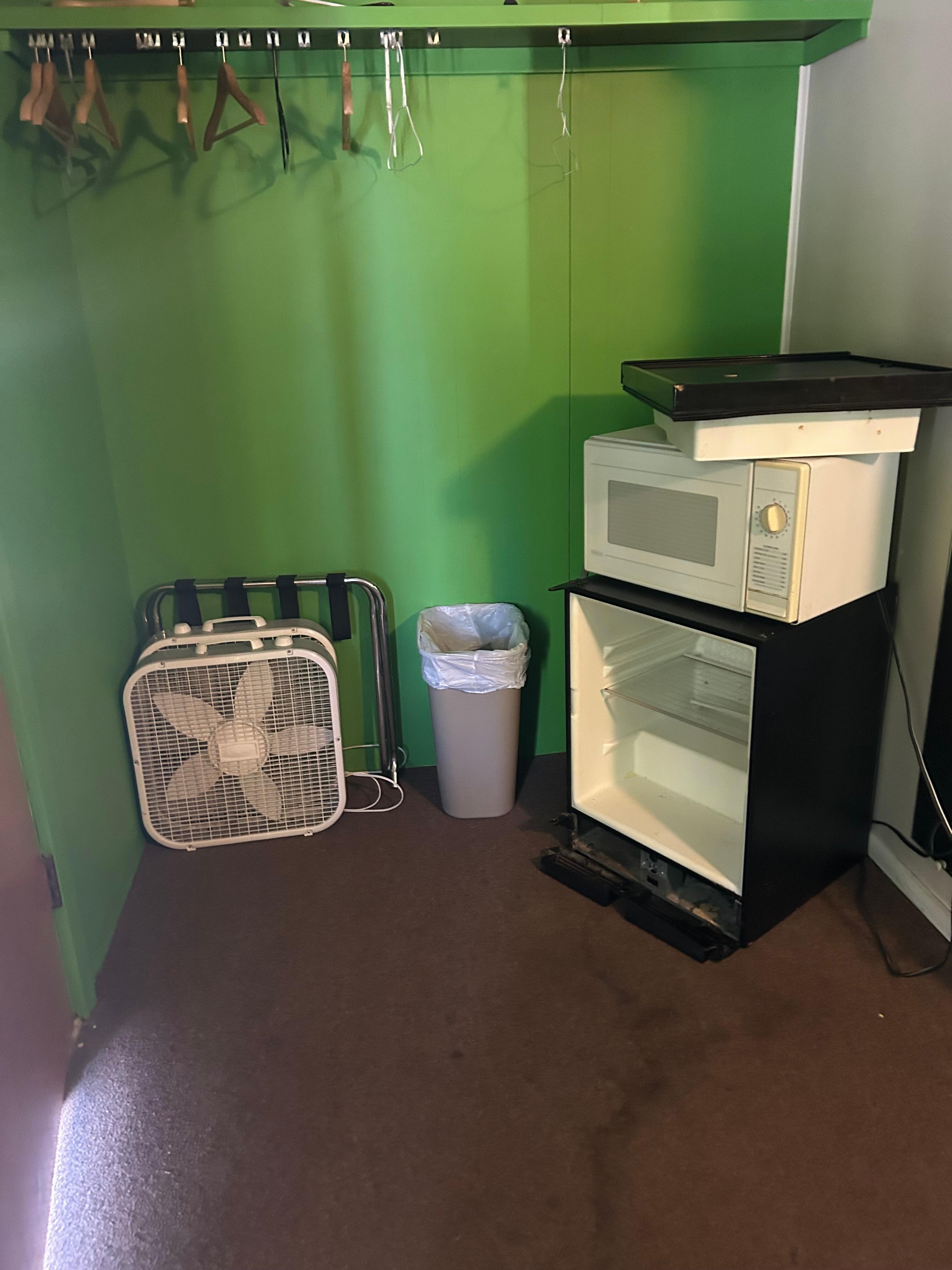Fridge without a door keeps your food and drinks cold