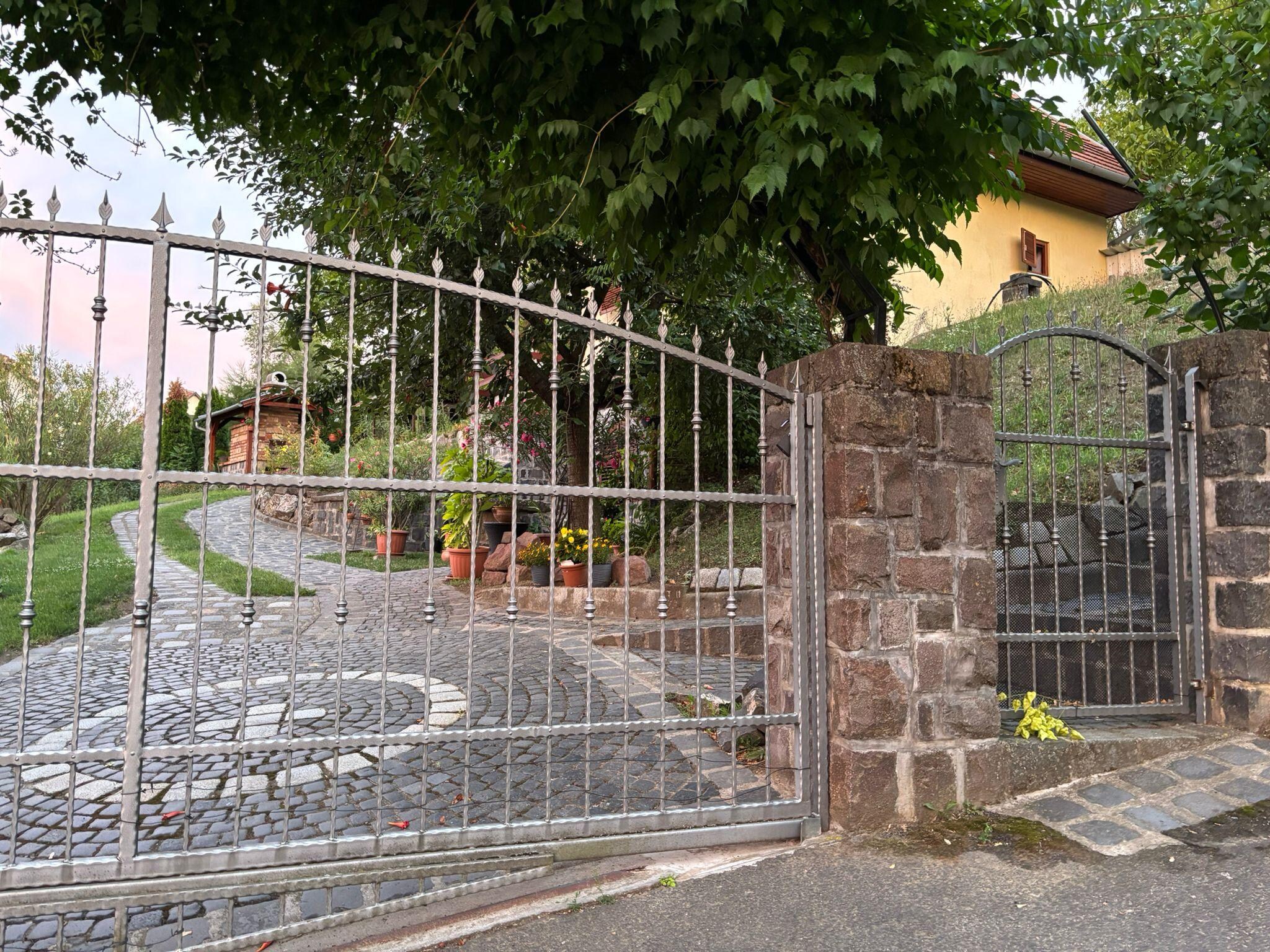 Blick in die Einfahrt und den Garten von außen 