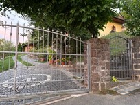 Blick in die Einfahrt und den Garten von außen