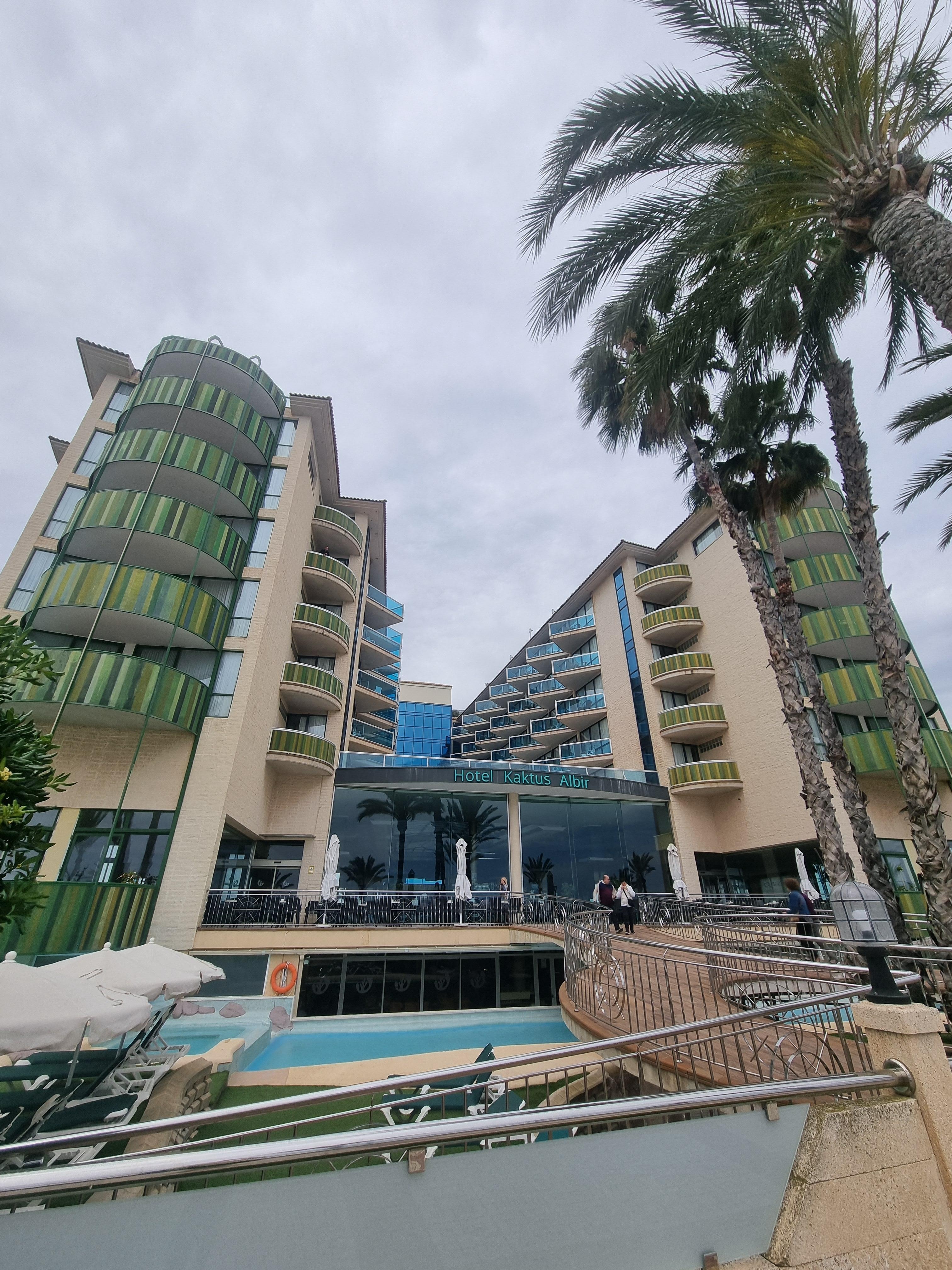 Hotellet sett fra strandpromenaden