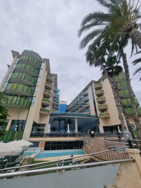 Hotellet sett fra strandpromenaden