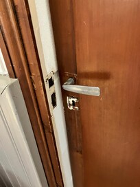 Porte ne fermant pas à cause de l'humidité toujours bien présente