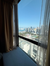 I stayed at 32nd floor with a view of the harbour. The Bay window also gave me time to relax with a nice view.