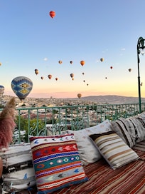Many terraces to watch the balloons