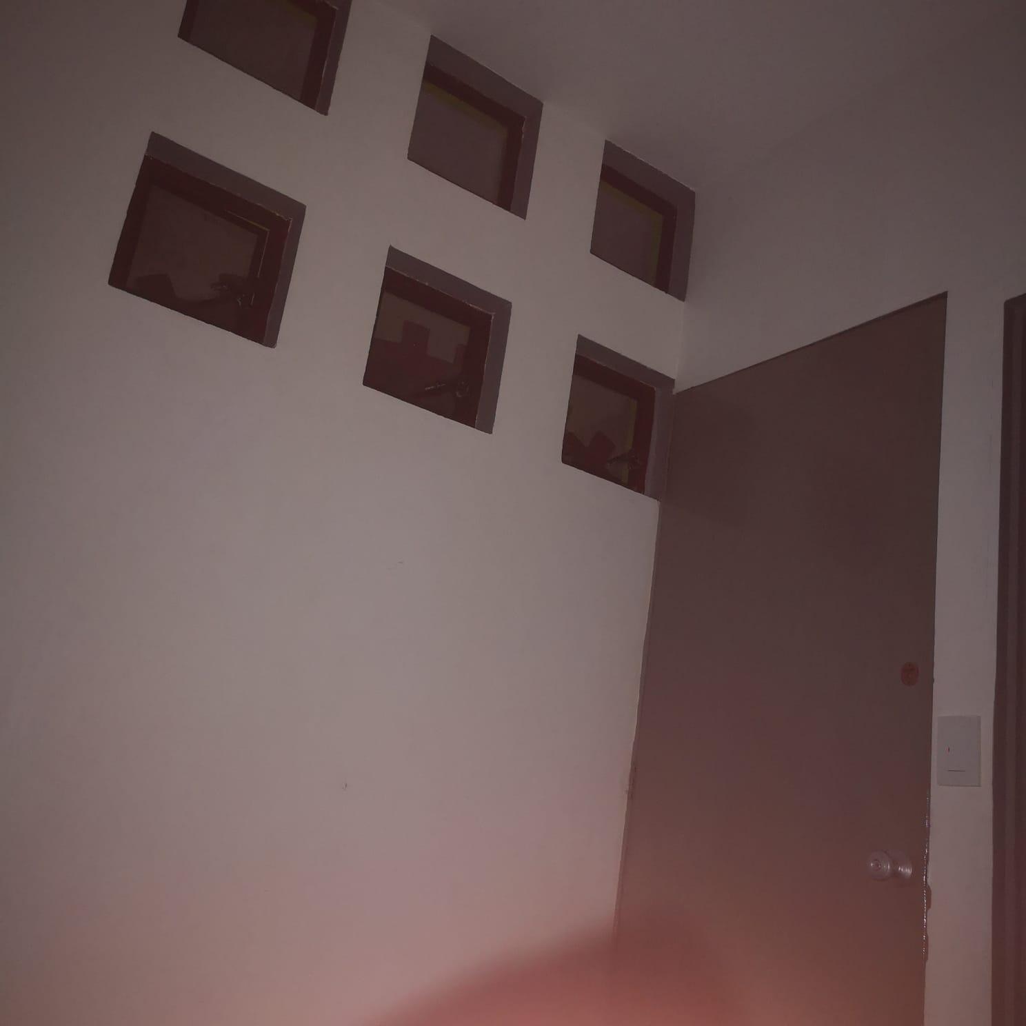 Imagen al interior de la habitación a las 2:00 am, imposible dormir con tanta luz exterior.