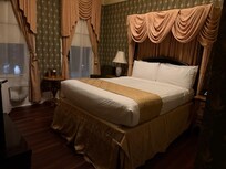 客室。チェックインは18時過ぎ。11月下旬なので既に暗い。以下同様。